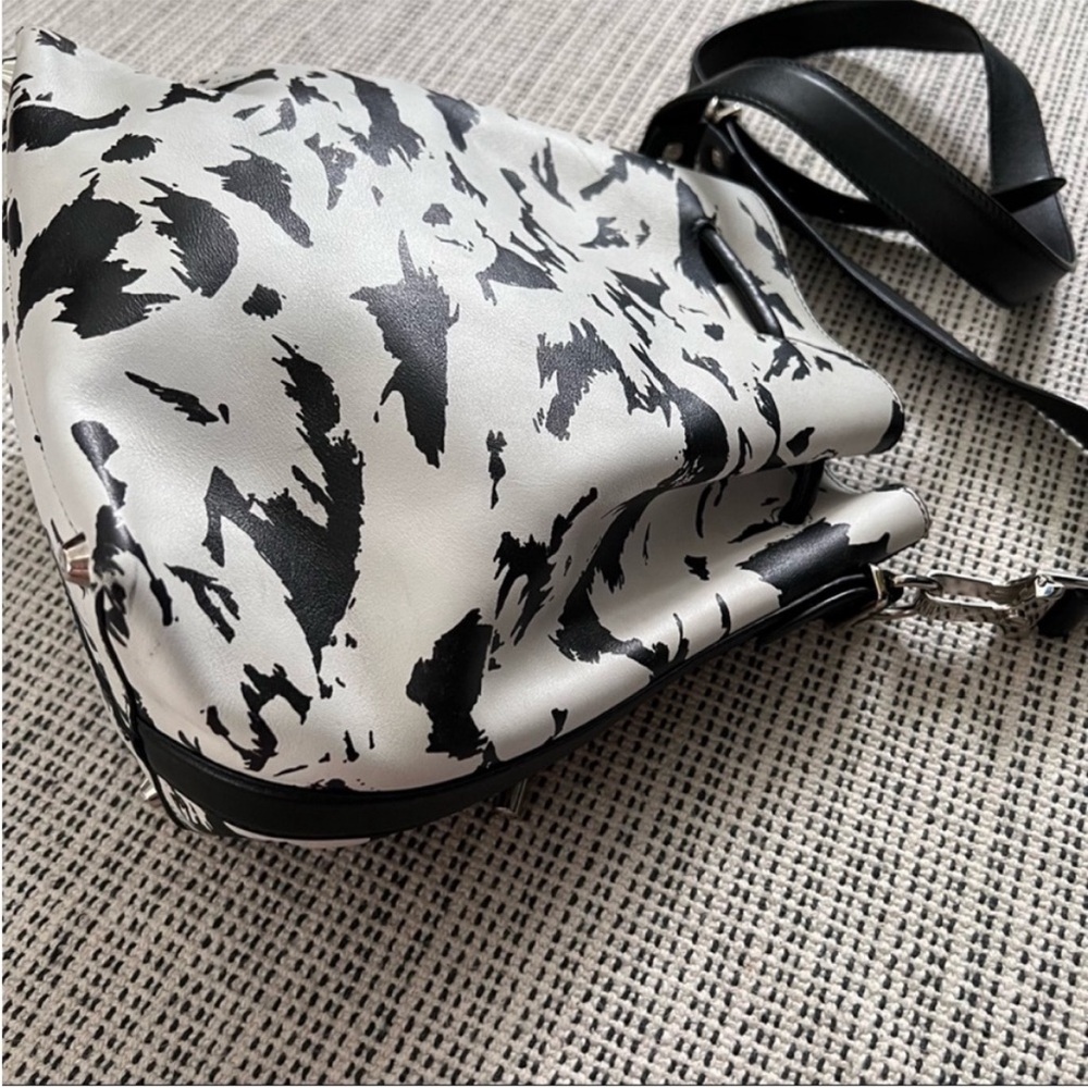 PROENZA SCHOULER Feather Print Leather Bucket Bag Black White - Picture 6 of 11
